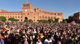 В Ереване задерживают участников акций против Пашиняна