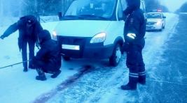 В Хакасии инспекторы ДПС в -40 спасали замерзающих водителей