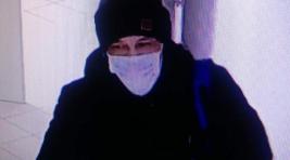 Человек, похитивший шесть килограммов золота, спрятался за медицинской маской