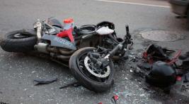 В Таштыпе мотоциклист, обгоняя машину, врезался в нее