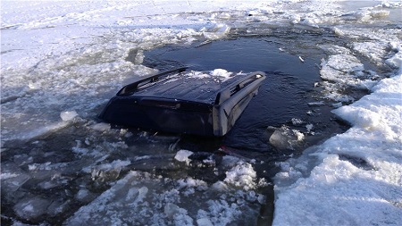 В Хакасии под лед Красноярского водохранилища провалилось авто с людьми