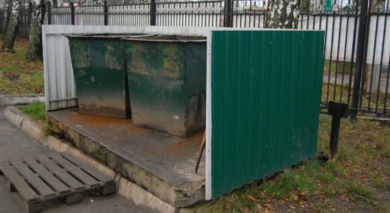 В Красноярске рядом с мусорным контейнером нашли тело девушки
