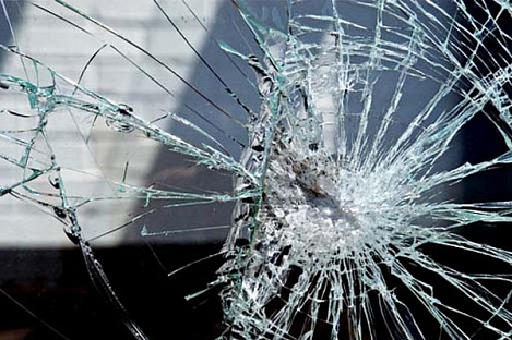 В Хакасии водитель погиб, врезавшись на машине в дерево