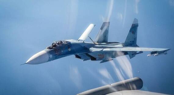 Российский Су-35 перехватил над Балтикой американский бомбардировщик