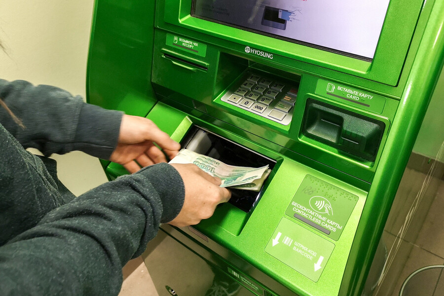 Странное поведение у банкомата в Саяногорске привлекло внимание участкового