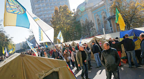 Украинский спецназ начал штурм палаток у Рады