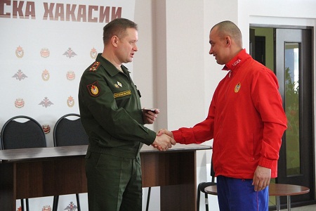 Сотрудникам новой школы ЦСКА в Хакасии вручили удостоверения