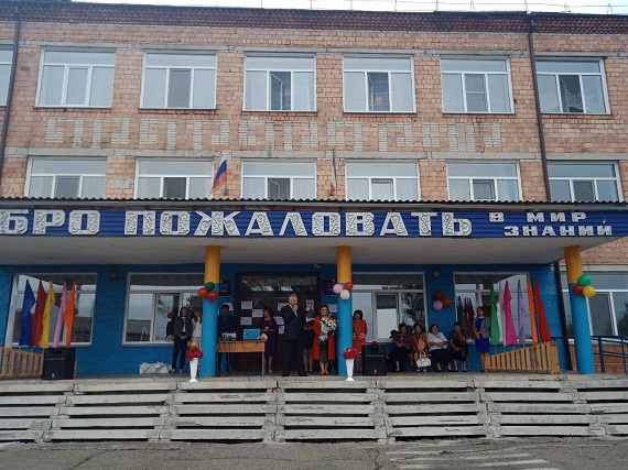 Школьники из Алтайского района начали учебный год с подарков от угольщиков