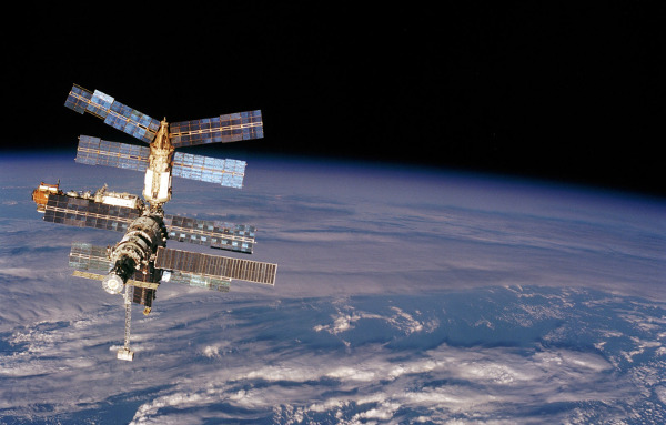 Орбитальный "лук-лучок": космонавты получили посылку с Земли