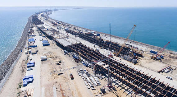 Половина всех опор Крымского моста установлена