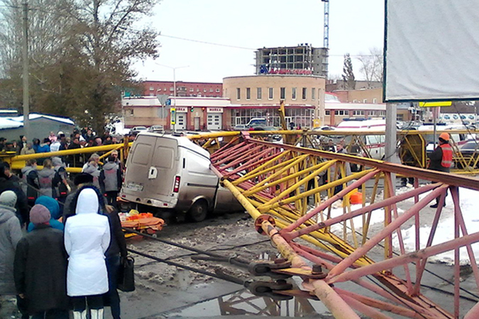 В Омске башенный кран придавил два автомобиля - четыре человека погибли (ФОТО)