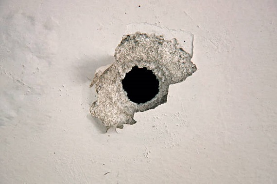 Пулей в стене закончилась семейная ссора в Черногорске