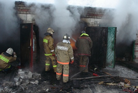 В Абакане пожарные выкатили машину из горящего гаража