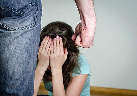 В Туве отец избивал 13-летнюю дочь за излишний вес