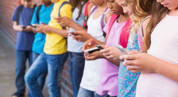 Матвиенко предлагает запретить смартфоны в школах