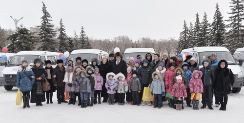 Семь многодетных семей Хакасии получили по микроавтобусу