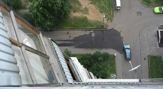 В Красноярске 8-летняя девочка выпала с балкона на 5 этаже