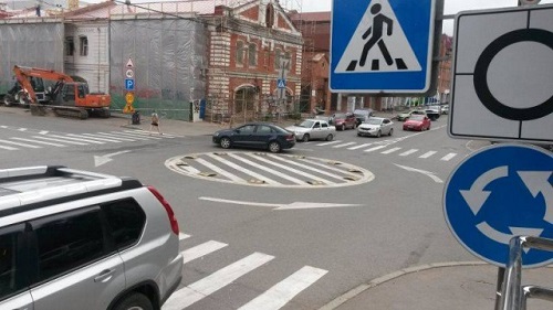 В России изменили правила кругового движения автомобилей