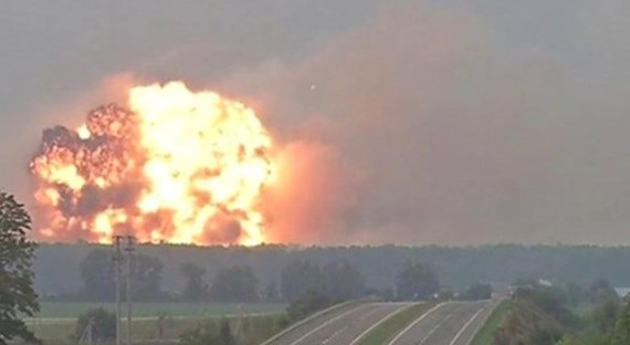 На сгоревшем украинском складе оружия всё еще рвутся снаряды