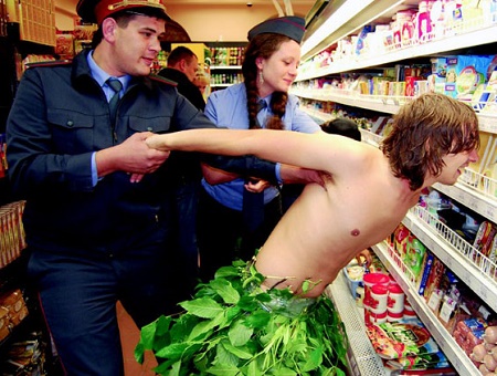 В Черногорске мужчина пришел в супермаркет за наркотиками и был задержан