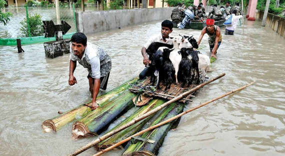 Миллионы индийцев оказались в зоне затопления после мощных ливней
