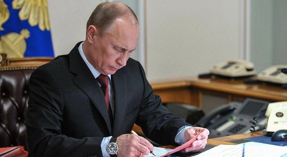 Президент РФ подписал закон о СМИ-иноагентах