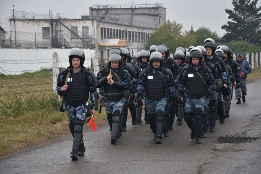Сотрудники УФСИН Хакасии показали, как будут справляться с массовыми беспорядками в колониях