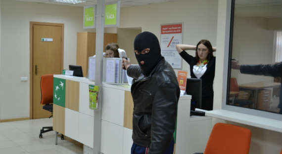 Полиция опубликовала ВИДЕО с места нападения на банк в Красноярске