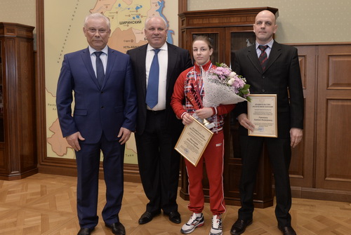 Глава Хакасии поздравил Наталью Малюкову с очередной победой