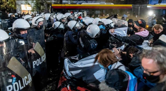 Власти Польши вводят войска на улицы городов из-за беспорядков