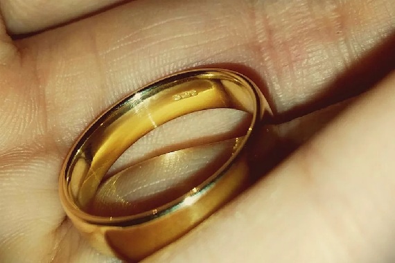 Абаканке вернули кольцо, которое у нее украли в солярии