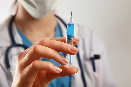 Главный санитарный врач Хакасии поставила прививку от гриппа. А вы?