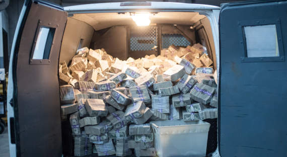 В Калифорнии инкассаторская машина рассыпала деньги: два человека арестовано