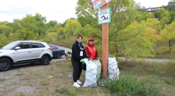 В честь Дня Енисея волонтеры навели чистоту на берегу сибирской реки