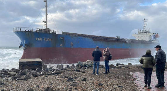В Сахалинской области началась эвакуация экипажа севшего на мель судна