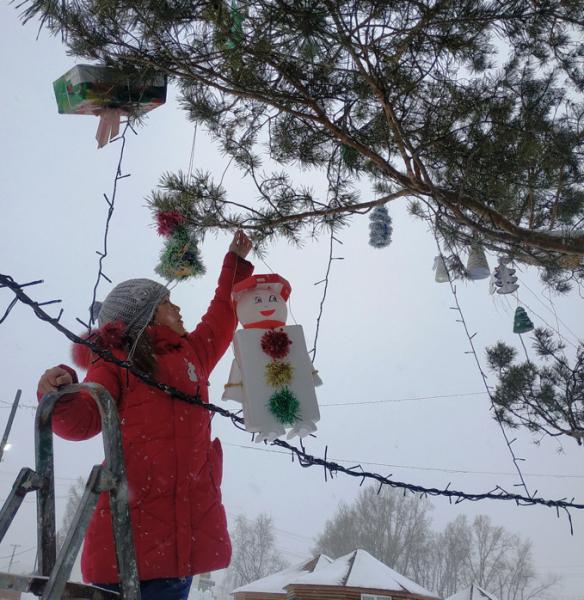 Сельские ребятишки украсили елку светофорами и мишками