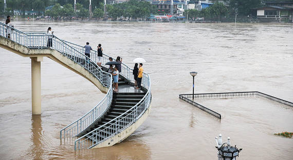 Наводнение в Китае смыло пятиэтажный дом (ВИДЕО)