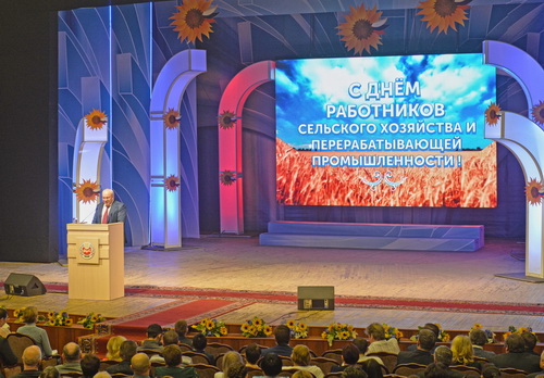 Виктор Зимин вручил награды и автомобили лучшим работникам сельхозотрасли Хакасии