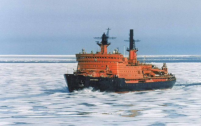 Арктика: у России 40 мощных ледоколов, у Америки осталось два