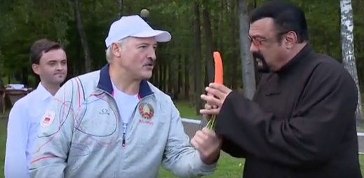 Президент Беларуси угостил Стивена Сигала своей морковкой (ФОТО)