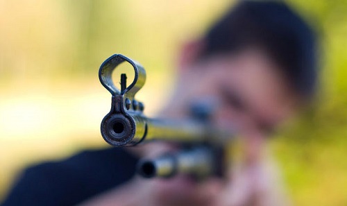 В Хакасии мужчину, стрелявшего в ребенка, арестовали до суда