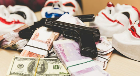 В США мужчина ограбил банк и раздал деньги прохожим
