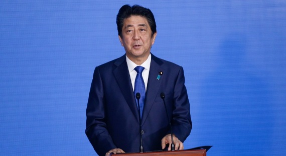 Абэ призвал Путина заключить мирный договор