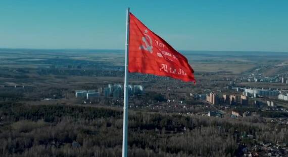 На Николаевской сопке в Красноярске установили Знамя Победы