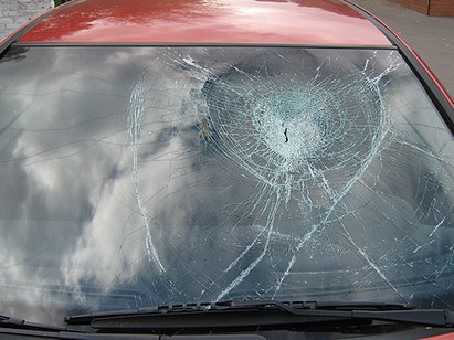 Милые бранятся: в Черногорске муж повредил машину бывшей жене