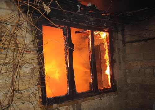 На Урале при пожаре сгорело семь человек, среди погибших дети