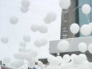 В Черемушках отпустят в небо 75 белых шаров в память о погибших на СШГЭС