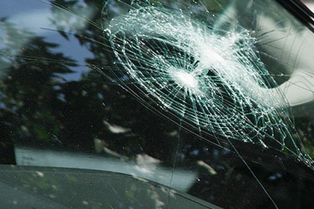 В Хакасии женщина из-за ревности разбила стекло автомобиля