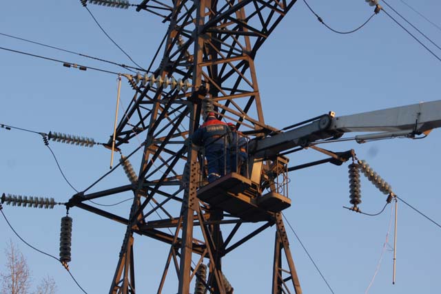 Электромонтеры службы высоковольтных линий ПО ЮЭС проводят аварийно-восстановительные работы на ВЛ 110 кВ в Абакане.