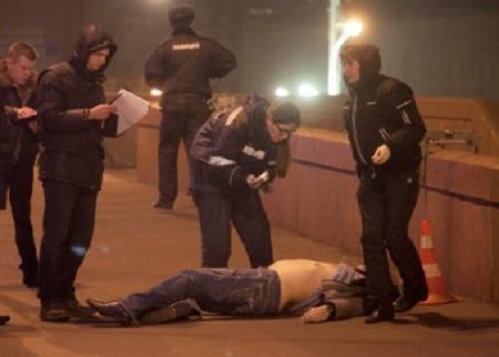 Видеозапись с уличной камеры наблюдения, запечатлившей момент убийства политика Бориса Немцова, показали по ТВЦ (ВИДЕО)